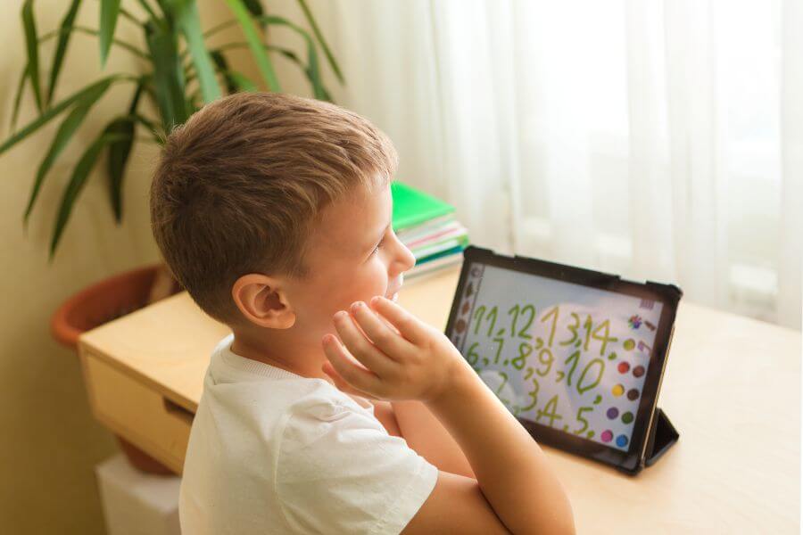 kid learnign maths on tablet