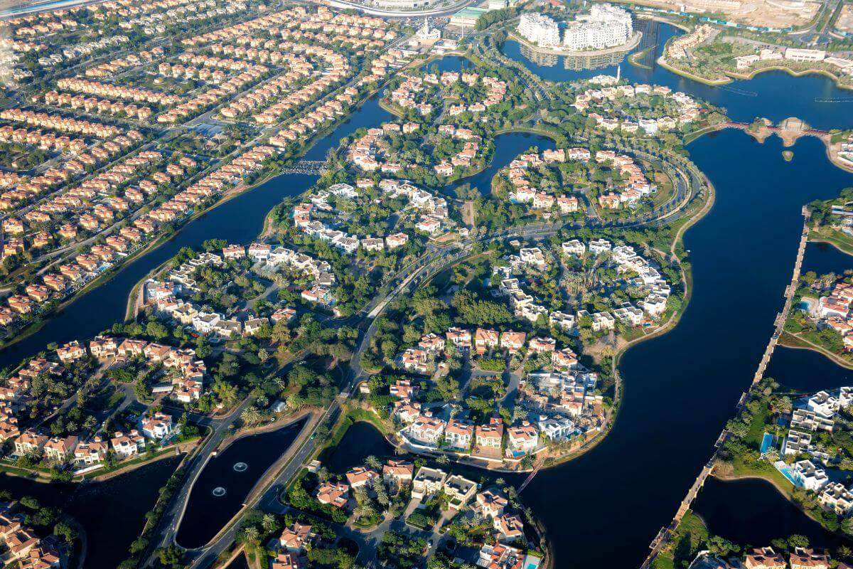 Aerial view of Jumeirah Islands, a popular family-friendly community in Dubai chosen by many British expats for its villas, greenery, and lakes