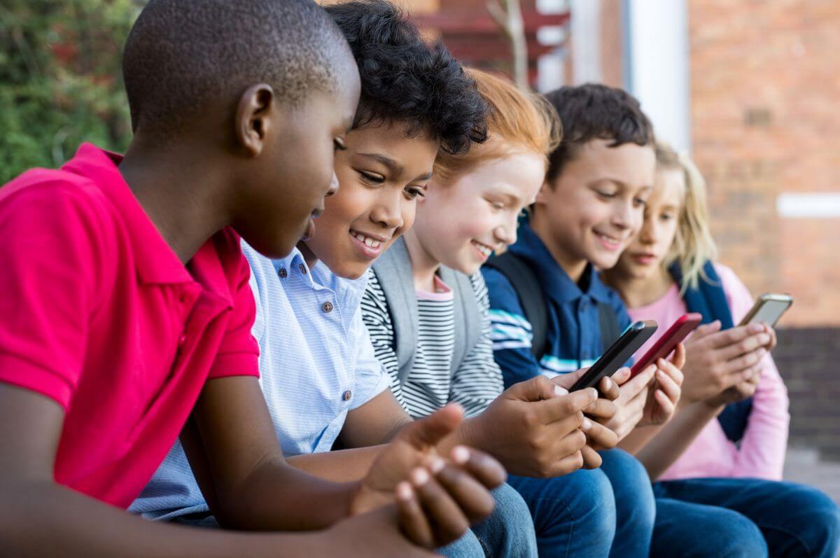 kids on smartphones